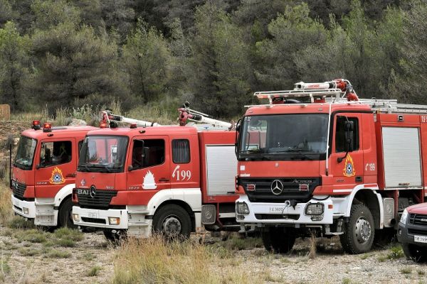 Πυρκαγιά σε χορτολιβαδική έκταση καίει πίσω από το νοσοκομείο Καρδίτσας