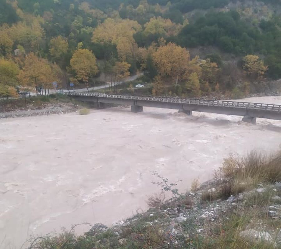 Προβλήματα από την συνεχή βροχόπτωση και τον δυνατό άνεμο στην περιοχή της Αργιθέας (+Φώτο)