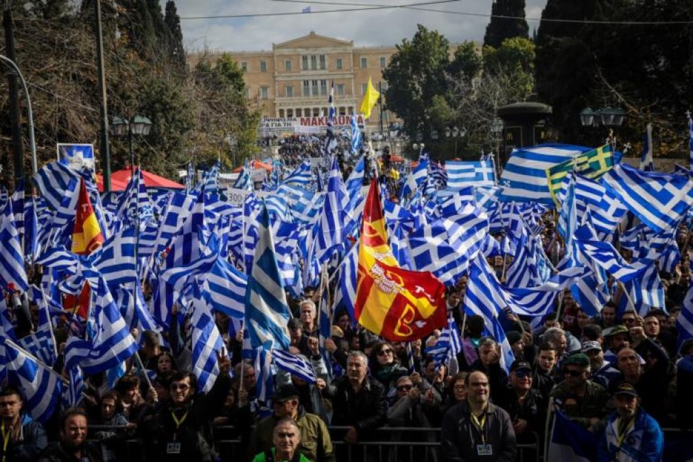 Συλλαλητήριο για τη Μακεδονία: Χημικά, τραυματίες και πλήθος κόσμου στην πλατεία Συντάγματος (+Φώτο +Βίντεο)