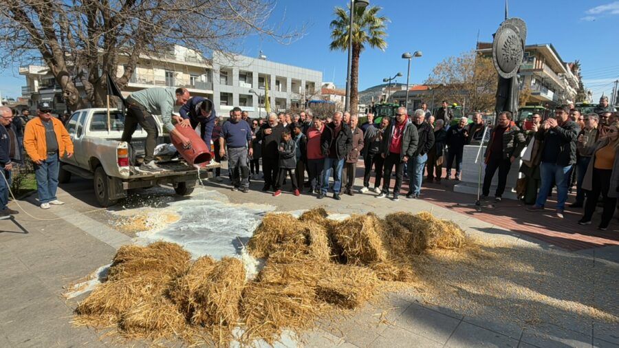 Δυναμικό αγροτικό συλλαλητήριο στα Φάρσαλα με τρακτέρ από τους αγρότες του "μπλόκου" στον κόμβο του Ε65 (+Φωτο +Βίντεο)