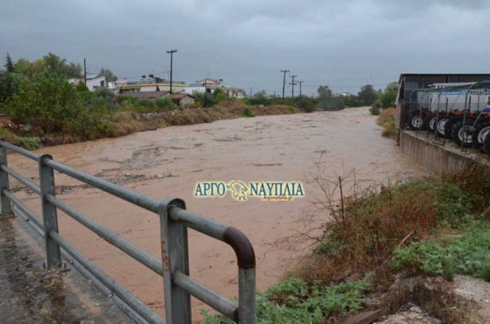 Δοκιμάζεται η Αργολίδα από τον κυκλώνα - Πλημμύρισαν περιοχές - Εκκενώνονται σπίτια (+Βίντεο)