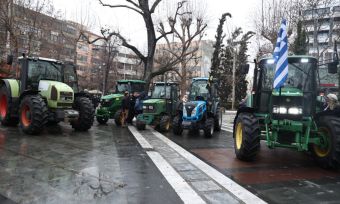 Έφυγαν από το μπλόκο της Νίκαιας τα τρακτέρ και ήρθαν στην Κεντρική Πλατεία της Λάρισας