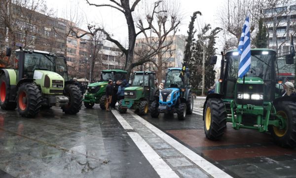 Έφυγαν από το μπλόκο της Νίκαιας τα τρακτέρ και ήρθαν στην Κεντρική Πλατεία της Λάρισας