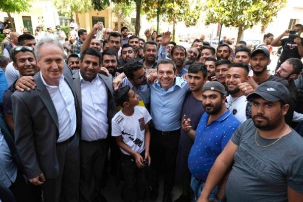 Ο κ. Αλεξάκος καταρρέει και ο «υπασπιστής» του τον στηρίζει
