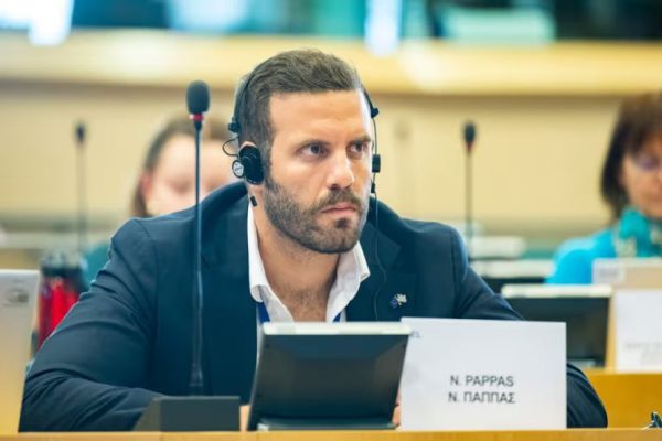 Εκτός ευρωομάδας του ΣΥΡΙΖΑ-ΠΣ τέθηκε ο Νίκος Παππάς για απρόκλητη άσκηση βίας σε δημοσιογράφο