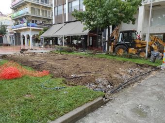 Ανάπλαση κεντρικής πλατείας: Τα παρτέρια το πρώτο σημείο της καθυστερημένης παρέμβασης