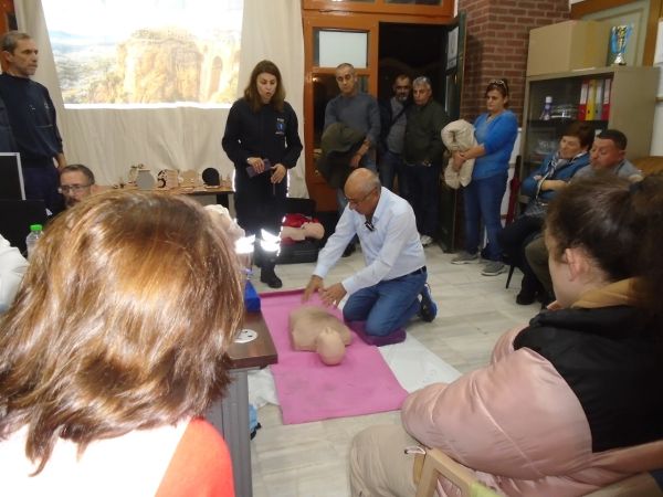 Σωματείο Γονέων και Κηδεμόνων Παιδιών ΑμεΑ Καρδίτσας: Παροχή μαθημάτων Πρώτων Βοηθειών από το ΕΚΑΒ Καρδίτσας