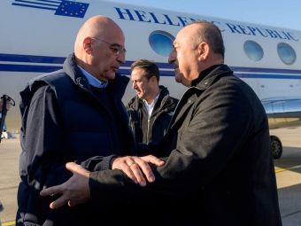 Τσαβούσογλου σε Δένδια: "Δεν πρέπει να περιμένουμε ακόμα ένα σεισμό για να βελτιώσουμε τις διμερείς μας σχέσεις"