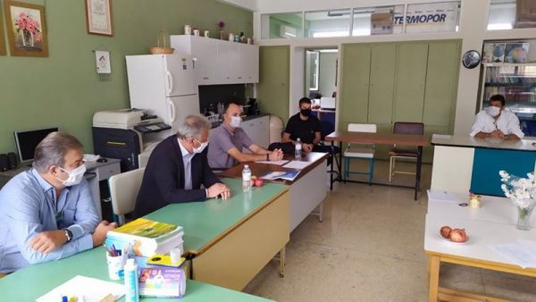 Συνάντηση Δημάρχου Σοφάδων, εκπαιδευτικών και εκπροσώπων γονέων για το κρούσμα κορονοϊού σε μαθητή του 2ου Δημοτικού