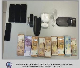Αστυνομικοί από τη Λάρισα συνέλαβαν δύο άτομα στην Αθήνα για διακίνηση ποσοτήτων κοκαΐνης
