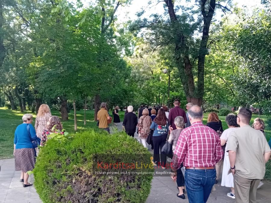 Συρρέουν λεωφορεία με πιστούς από Κεντρική και Βόρεια Ελλάδα για προσκύνημα της Αγίας Ζώνης (+Φωτο)