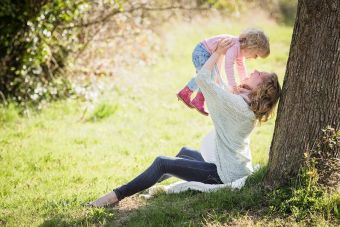 Η γονική άδεια προστατεύει την ψυχική υγεία -ιδίως των μητέρων- δείχνει διεθνής μελέτη