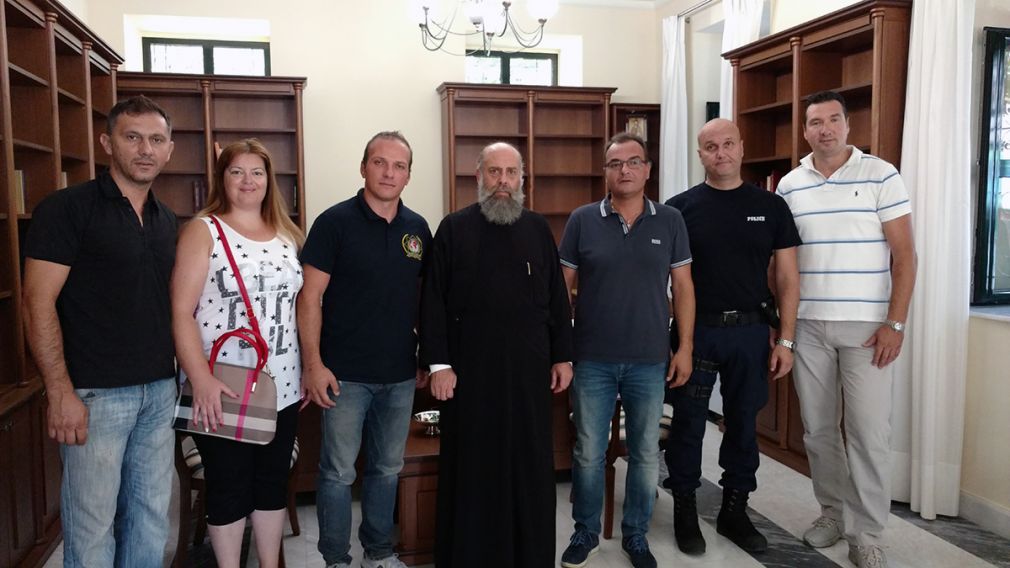 Οι αστυνομικοί της Καρδίτσας ενισχύουν τους πυρόπληκτους
