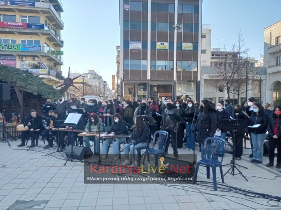 Μελωδίες Χριστουγέννων στην κεντρική πλατεία από το Μουσικό Σχολείο (+Φώτο +Βίντεο)