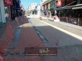 Open Mall Καρδίτσα: Ξεκίνησε το στρώσιμο του κεντρικού πεζοδρόμου με το χυτό βοτσαλωτό δάπεδο (+Φωτο +Βίντεο)
