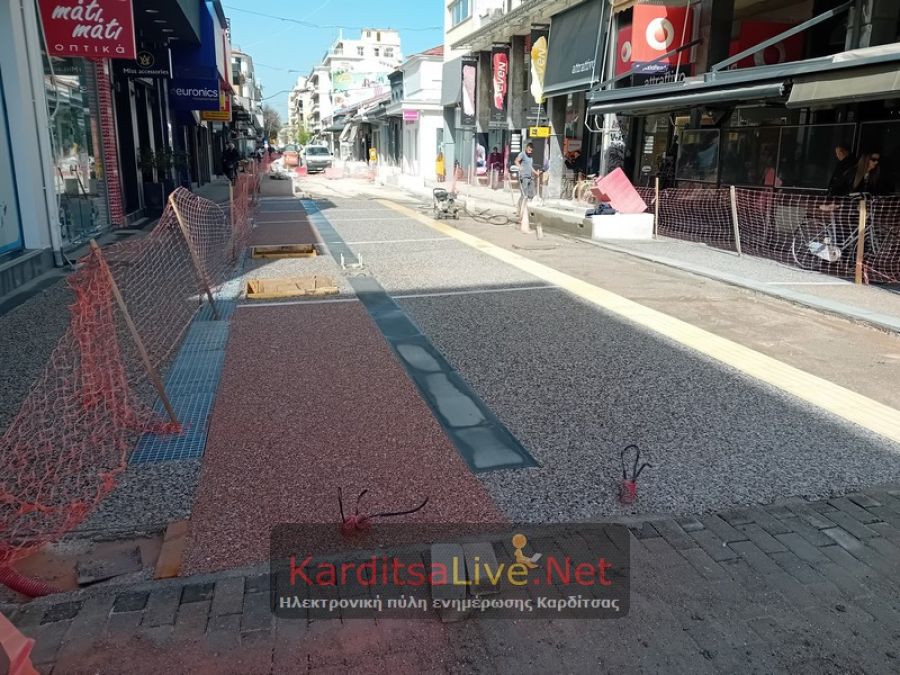 Open Mall Καρδίτσα: Ξεκίνησε το στρώσιμο του κεντρικού πεζοδρόμου με το χυτό βοτσαλωτό δάπεδο (+Φωτο +Βίντεο)