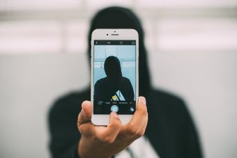 Ελέγχους στους influencers για παραπλανητικές εμπορικές πρακτικές ξεκινάει το υπουργείο Ανάπτυξης