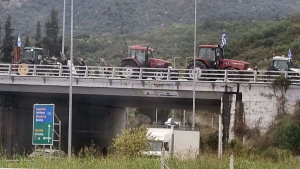 Σε τέσσερα σημεία παραμένει αποκλεισμένη από αγροτικά "μπλόκα" η εθνική οδός Αθηνών-Λαμίας