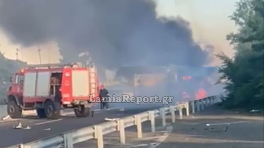 Φορτηγό ανατράπηκε στην Ε.Ο. στο ύψος του Βελεστίνου και τυλίχθηκε στις φλόγες (+Βίντεο)