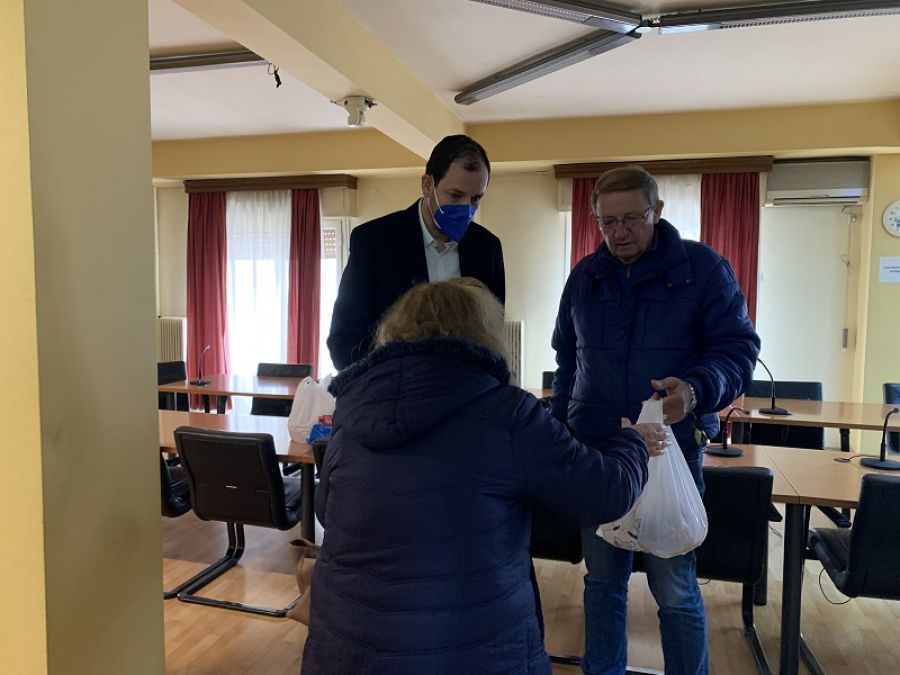 Δέματα προσφοράς και αγάπης από την Π.Ε Καρδίτσας