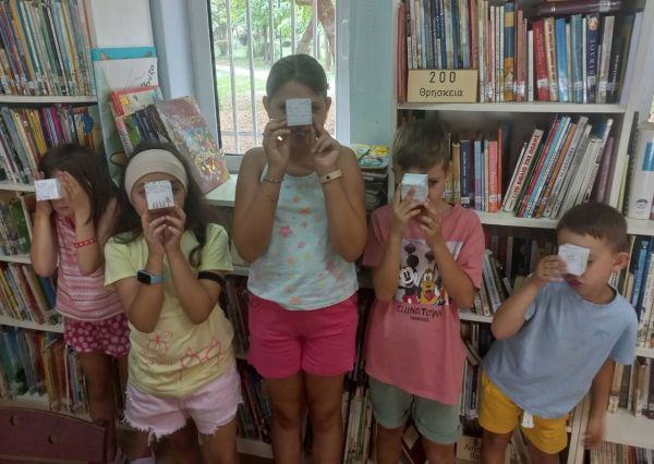 Παιδικές Βιβλιοθήκες Καρδίτσας: «Στη βιβλιοθήκη… όλα είναι ε-ξωτικά, τη μέρα των ανέμων με βόλτα στη γειτονιά και ιστορίες… γραμμένες σε κύβους!!!»