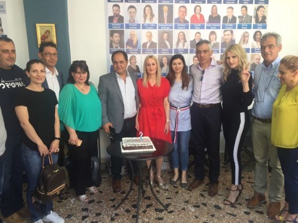 Μέσα στην παραζάλη των εκλογών έκοψε και τούρτα γενεθλίων ο Βασίλης Τσιάκος