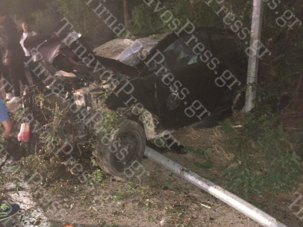 Σφοδρή σύγκρουση αυτοκινήτου σε κολόνα φωτισμού στο δρόμο Λάρισας - Κοζάνης (+Φωτο)