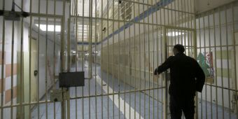 Προφυλακίστηκε ο 18χρονος για την επίθεση με ναυτική φωτοβολίδα εναντίον αστυνομικού στον Ρέντη