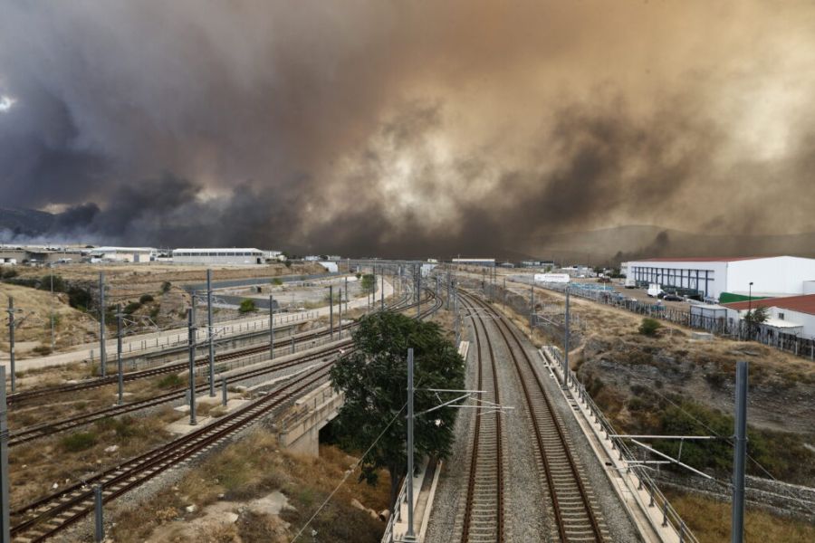 Ασπρόπυργος: Καίγονται εργοστάσια και αποθήκες – Έκλεισε τμήμα της Αττικής Οδού