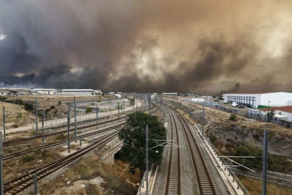 Ασπρόπυργος: Καίγονται εργοστάσια και αποθήκες – Έκλεισε τμήμα της Αττικής Οδού