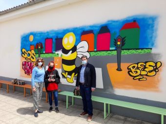 Τοιχογραφία με θέμα τη μέλισσα στο 8ο Δημοτικό Σχολείο Καρδίτσας