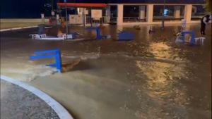 Πλημμύρισαν κεντρικοί δρόμοι στη Σκιάθο - Διακοπές στην ηλεκτροδότηση