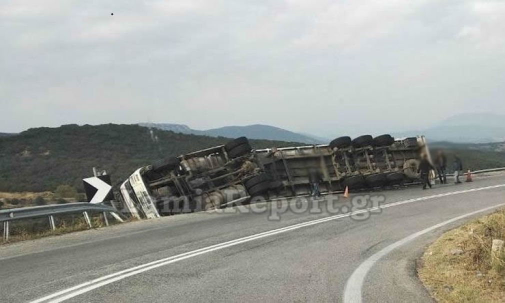 Ανετράπη νταλίκα στις στροφές του Δομοκού (+Φώτο)