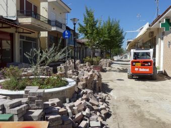Στις εργασίες ανάπλασης στον πεζόδρομο της 28ης Οκτωβρίου στους Σοφάδες ο Δήμαρχος Σοφάδων