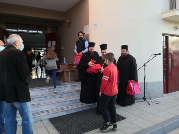 Ιερά Μητρόπολη: Διανομή γραφικής ύλης σε πλημμυροπαθείς μαθητές και μαθήτριες