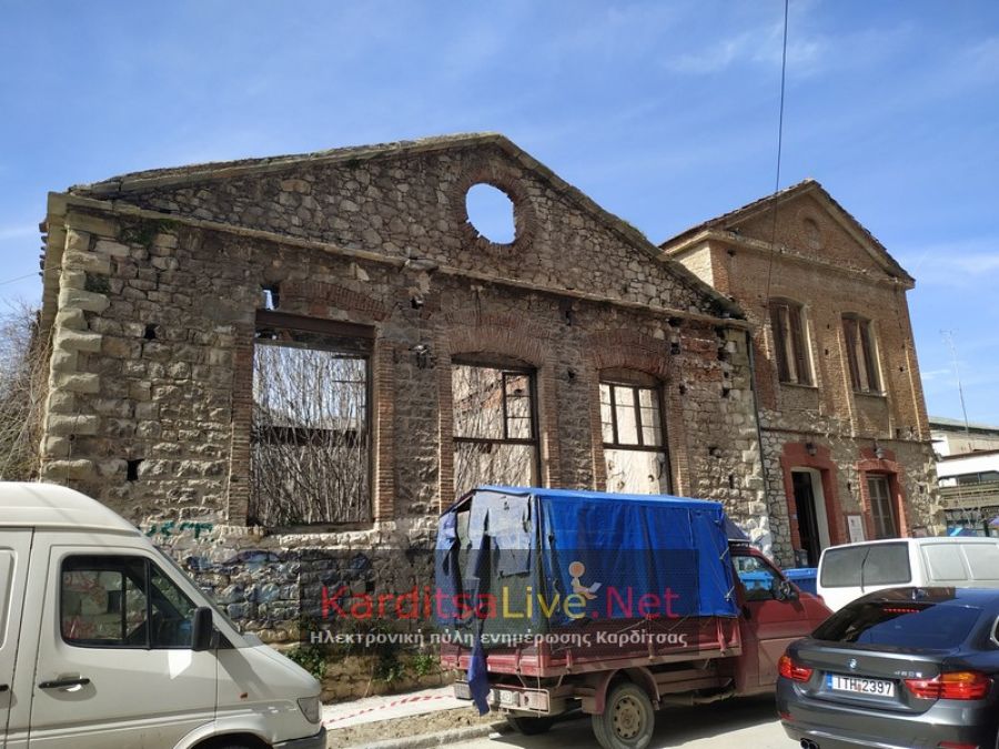 Προβληματισμός για τις νέες πέτρες που αποκολλήθηκαν από το μισογκρεμισμένο κτίριο της Παλιάς Ηλεκτρικής στη Δημοτική Αγορά (+Φώτο)