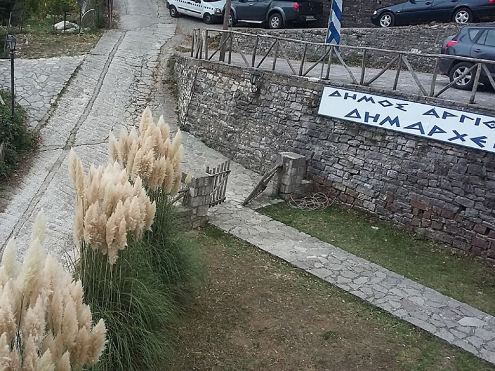Δήμαρχος Αργιθέας: "Ούτε νόμιμη, ούτε "fair play", ούτε ηθική η παραχώρηση δημοτικών χώρων σε «μπαχαλάκηδες» και Ρουβίκωνες"