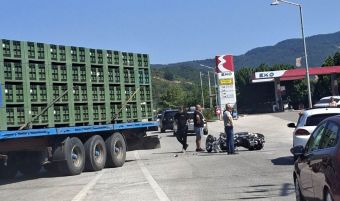 Τροχαίο στην Αγιά: Μοτοσικλέτα συγκρούστηκε με νταλίκα – Στο νοσοκομείο ο οδηγός