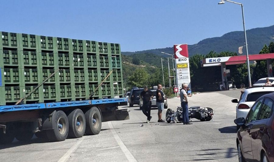 Τροχαίο στην Αγιά: Μοτοσικλέτα συγκρούστηκε με νταλίκα – Στο νοσοκομείο ο οδηγός