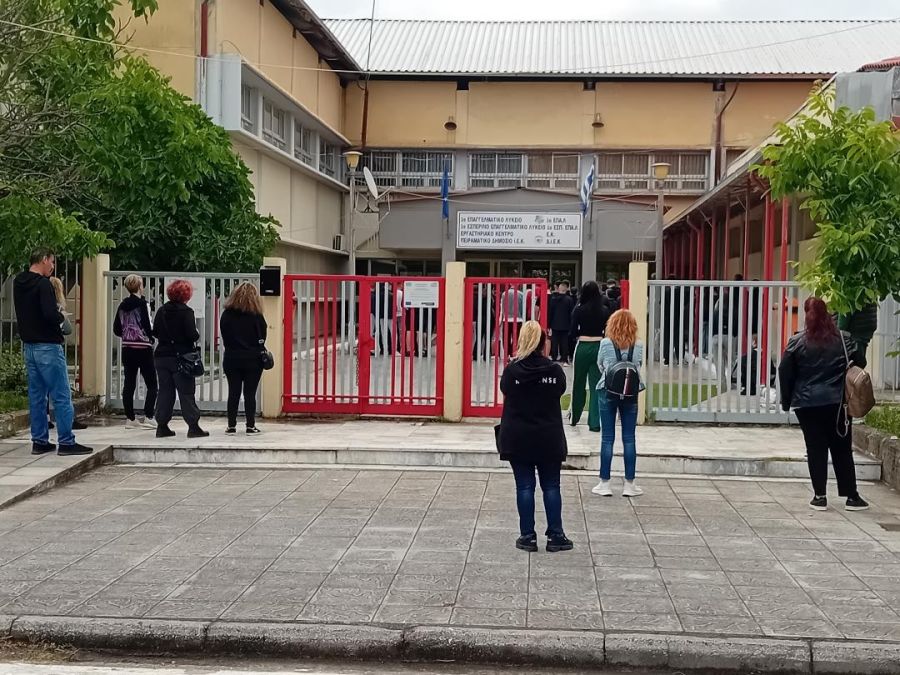 Καρδίτσα: Με Νέα Ελληνικά ξεκίνησαν οι Πανελλήνιες για τους υποψηφίους των ΕΠΑΛ - Τα θέματα της 1ης ημέρας (+Φωτο)