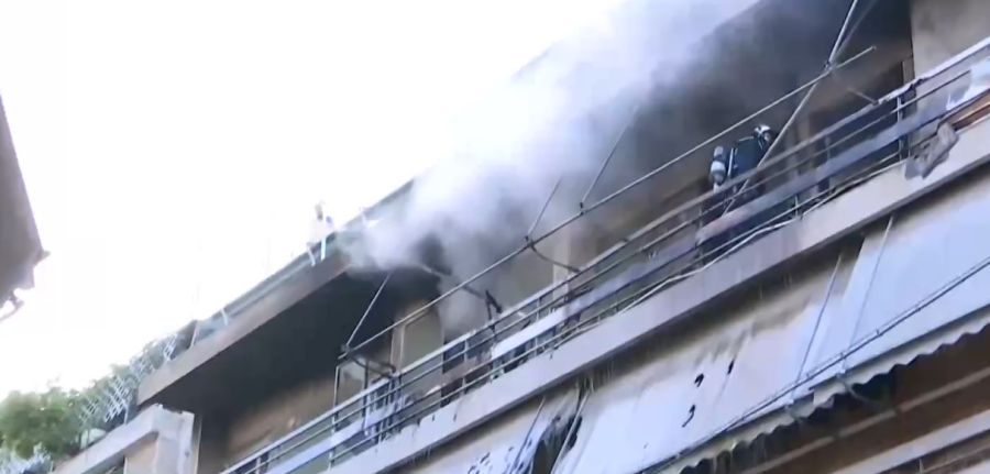Μία γυναίκα και ένας άνδρας ανασύρθηκαν χωρίς τις αισθήσεις τους, μετά από πυρκαγιά σε διαμέρισμα στην Αθήνα