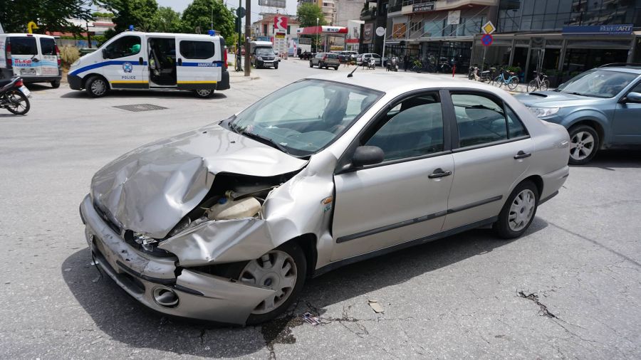 Τραυματίστηκε δικυκλιστής στη Λάρισα μετά από σύγκρουση με αυτοκίνητο