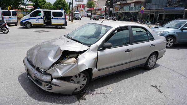 Τραυματίστηκε δικυκλιστής στη Λάρισα μετά από σύγκρουση με αυτοκίνητο