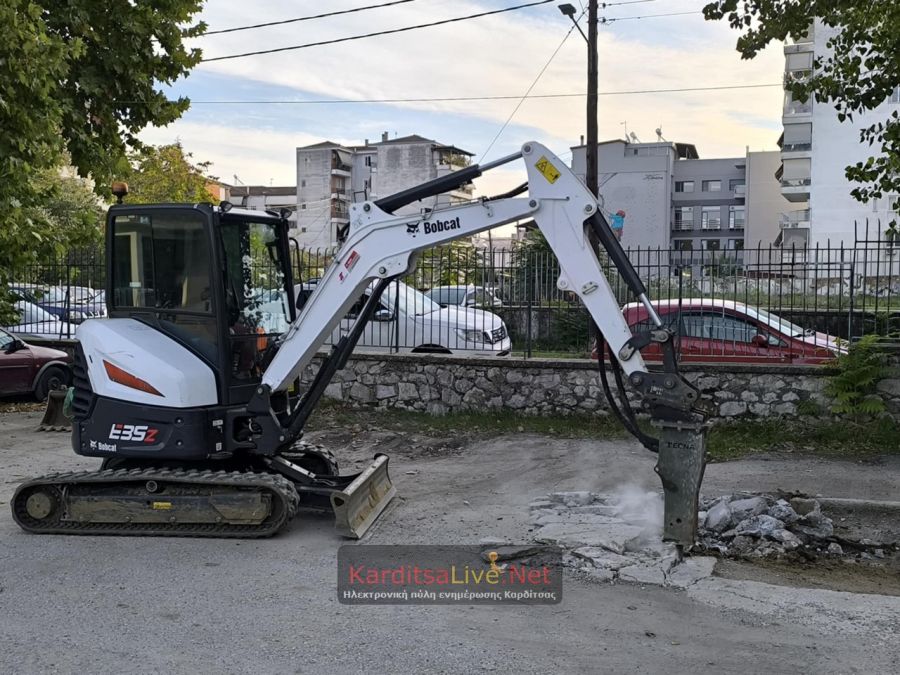 Καρδίτσα: Ξεκίνησαν οι εργασίες ανάπλασης του αύλειου χώρου στο νέο Δημαρχείο – Ιδιωτικό πάρκινγκ θα μισθώσει ο Δήμος για να σταθμεύουν δωρεάν τα οχήματα (+Φωτο +Βίντεο)