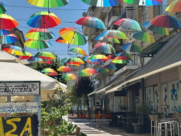 Αντικαταστάθηκαν στο σύνολό τους οι φθαρμένες πολύχρωμες ομπρέλες στον πεζόδρομο Παλαιών Μαστόρων (+Φωτο)