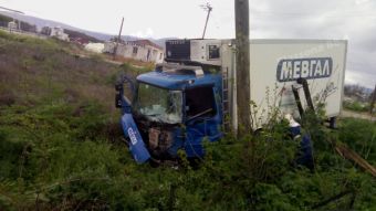 Ελασσόνα: Σύγκρουση αγροτικού οχήματος και φορτηγού - Απεγκλωβίστηκε τραυματισμένη νεαρή γυναίκα