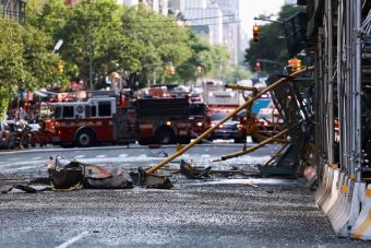 Μανχάταν: Γερανός πιάνει φωτιά και καταρρέει σπέρνοντας τον τρόμο στους περαστικούς (+Βίντεο)