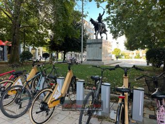 Τέθηκαν σε παραγωγική λειτουργία τα ηλεκτρικά κοινόχρηστα ξύλινα ποδήλατα στην Καρδίτσα - Πως θα τα χρησιμοποιήσετε (+Φωτο)