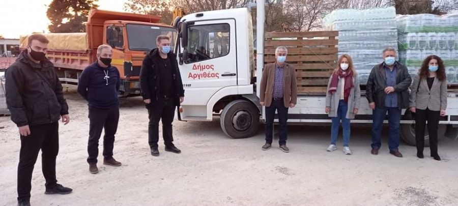 Συσκευασίες με εμφιαλωμένο νερό παραδόθηκαν από το Δήμο Αργιθέας στη Δ.Ε.Υ.Α. Λάρισας