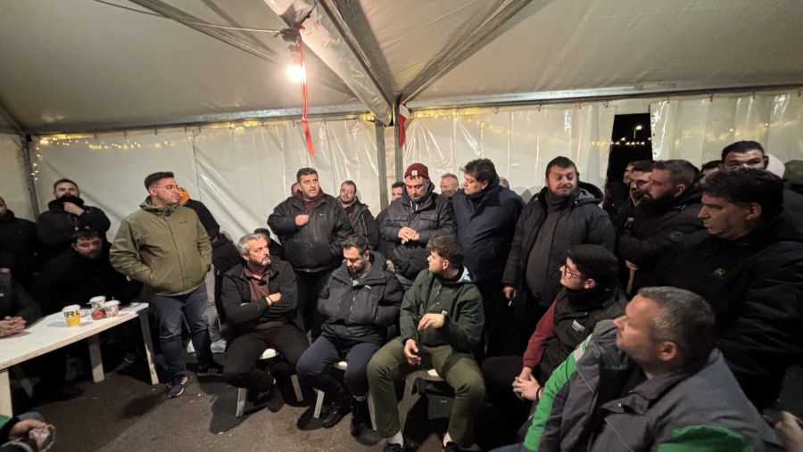 Κλιμάκωση αποφάσισε το μπλόκο της Νίκαιας – Ζητά από την Κυβέρνηση να δεχθεί την 35μελή επιτροπή (+Φωτο +Βίντεο)